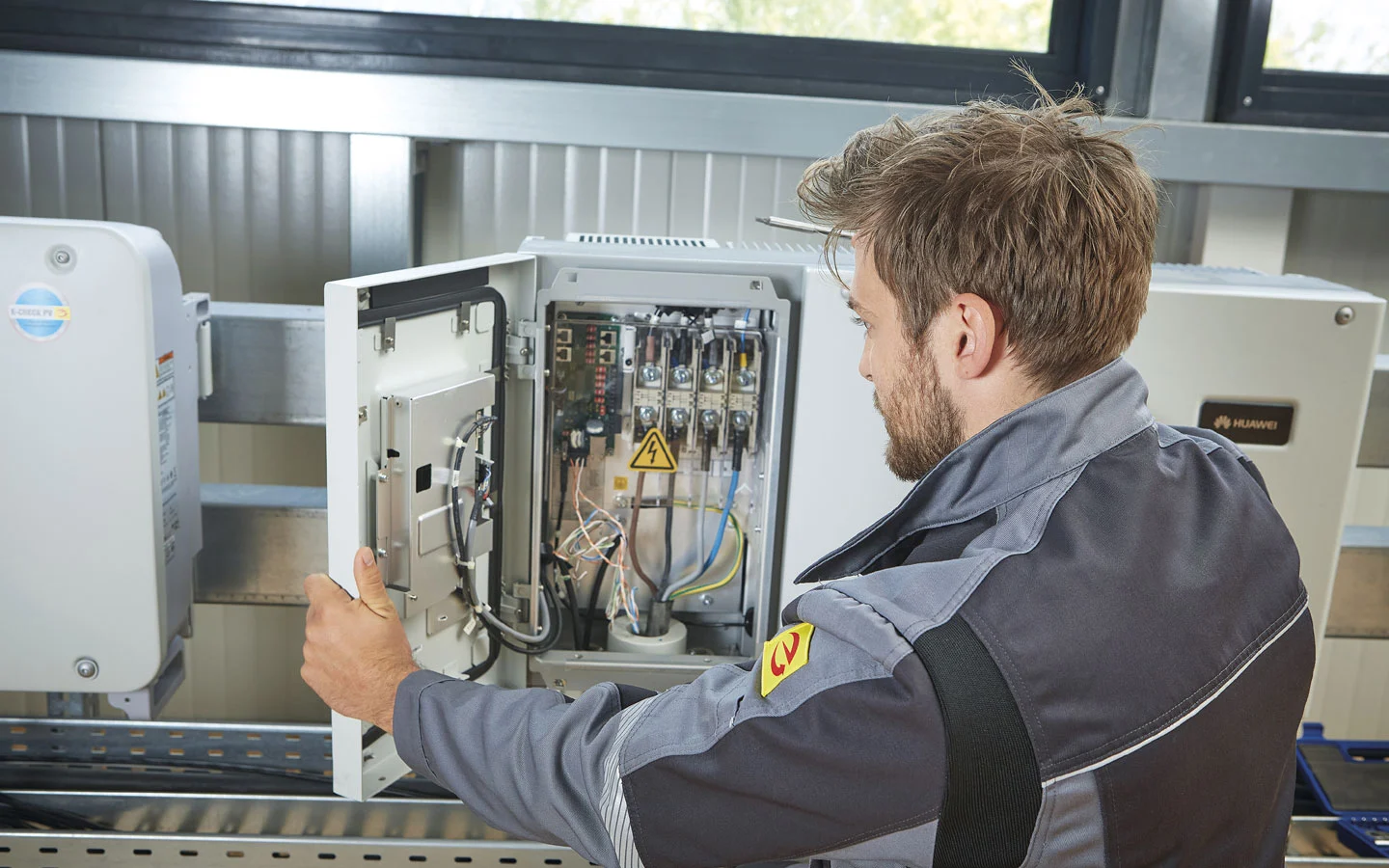 E-CHECK PV - Mitarbeiter überprüft den Wechselrichter · Elektro Dörr