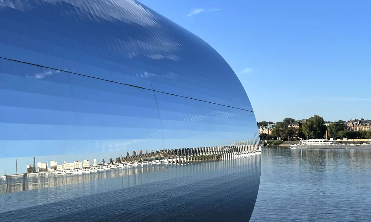 Kunstobjekt mit Spiegeln und Blick über den Rhein auf die Stadt Mainz · Elektro Dörr